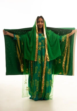 امرأة سعودية بالزي التقليدي الأخضر والذهبي