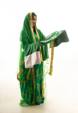 امرأة سعودية بالثوب النشل التقليدي مع العلم السعودي