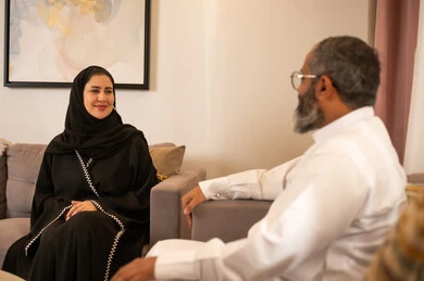 امرأة ورجل سعوديان يتحدثان في المنزل