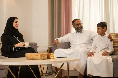 عائلة سعودية باللباس التقليدي في المنزل