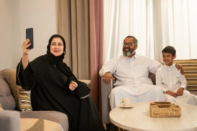 عائلة سعودية تلتقط صورة سيلفي في المنزل