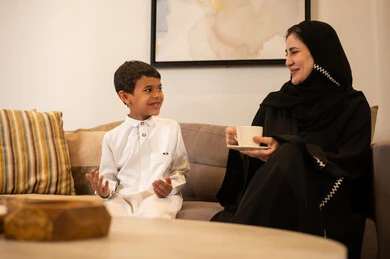 أم سعودية وابنها يتحدثان في غرفة المعيشة