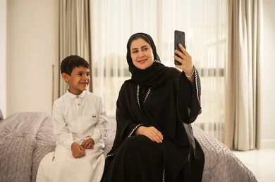 أم سعودية تلتقط صورة سيلفي مع ابنها في المنزل