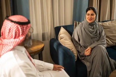 امرأة سعودية ورجل مسن بالزي التقليدي في المنزل