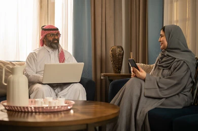 زوجان سعوديان يستخدمان المحمول والهاتف في المنزل