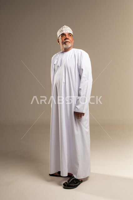 رجل عماني مسن بالزي التقليدي والدشداشة البيضاء