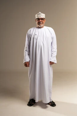 رجل عماني مسن بالزي التقليدي في لقطة كاملة