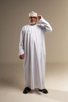رجل عماني مسن بالدشداشة والكمة التقليدية
