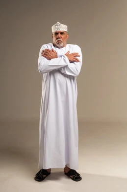 رجل عُماني مسن يرتجف من البرد بالدشداشة والكمة