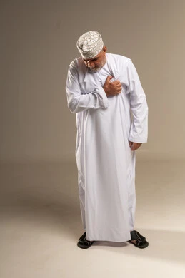 رجل عماني بالزي التقليدي يشعر بألم في الصدر