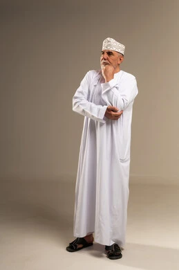 رجل عماني مسن بالزي التقليدي العماني والكمة