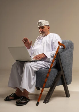 رجل عماني مسن يستخدم الحاسوب المحمول