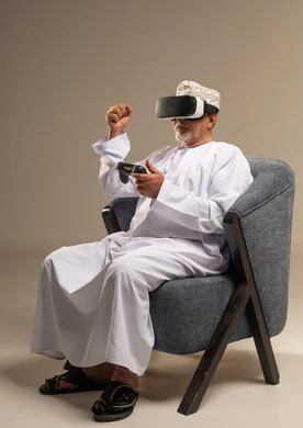 رجل عُماني مسن يستخدم نظارات الواقع الافتراضي