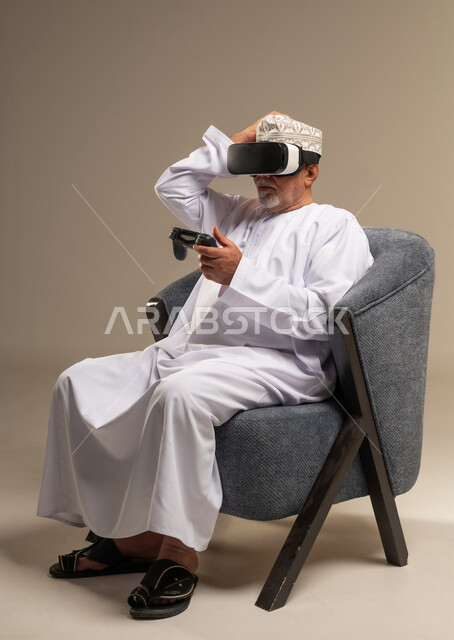 رجل عماني مسن يستخدم نظارة الواقع الافتراضي