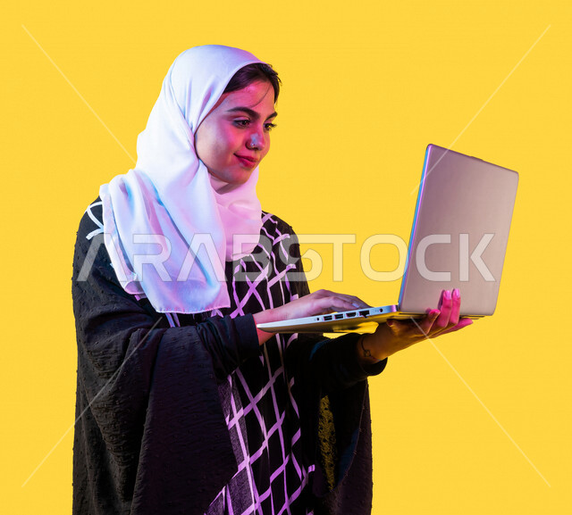 بورتريه لمرأة خليجية سعودية ، إستخدام جهاز الحاسوب المحمول ، التعليم و العمل عن بعد ، إستخدام أجهزة تقنية حديثة ، التسويق الإلكتروني ، تصفح الإنترنت ، مهن ووظائف ، التسليه والترفيه ، مشاهدة الأفلام عبر اللابتوب ، جلسة عمل ، خلفية صفراء