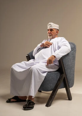 رجل عماني مسن يستخدم سماعة طبية في الاستوديو