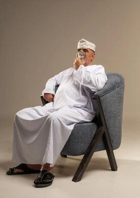 رجل عُماني مسن يستخدم قناع الأكسجين في الاستوديو