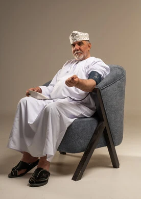 رجل عماني مسن يقيس ضغط الدم في الاستوديو