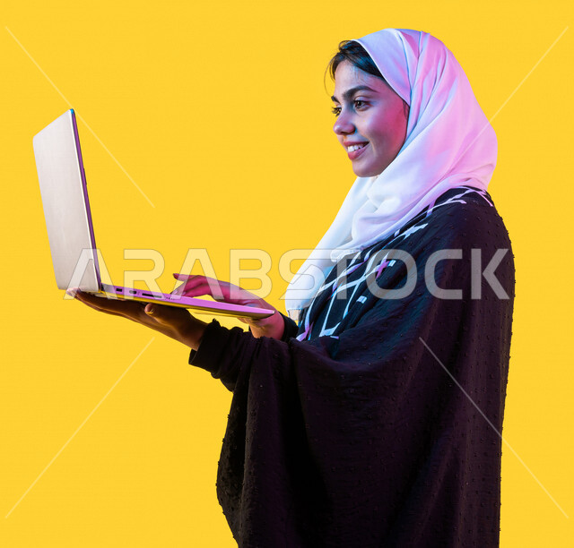 بورتريه لمرأة خليجية سعودية ، إستخدام جهاز الحاسوب المحمول ، التعليم و العمل عن بعد ، إستخدام أجهزة تقنية حديثة ، التسويق الإلكتروني ، تصفح الإنترنت ، مهن ووظائف ، التسليه والترفيه ، مشاهدة الأفلام عبر اللابتوب ، جلسة عمل ، خلفية صفراء