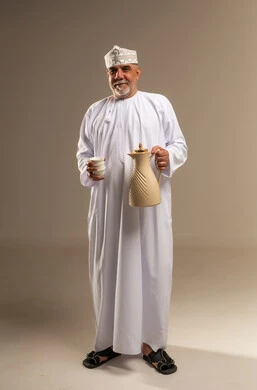 رجل عماني بالزي التقليدي مع دلة القهوة العربية