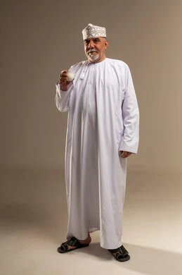 رجل عُماني مسن بالزي التقليدي في الاستوديو