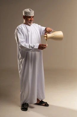 رجل عُماني يصب القهوة العربية التقليدية في استوديو