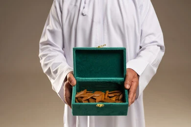 رجل سعودي يحمل صندوق خشب العود الطبيعي