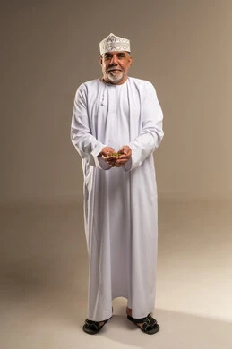 رجل عماني بالزي التقليدي يحمل اللبان العربي