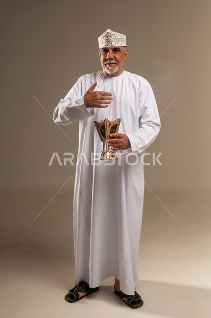 رجل عماني مسن مع مبخرة بخور تقليدية