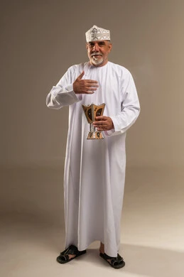 رجل عماني مسن مع مبخرة بخور تقليدية