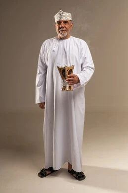 رجل عماني مسن يحمل مبخرة تقليدية في الاستوديو