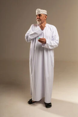 رجل عماني مسن بالزي التقليدي في الاستوديو