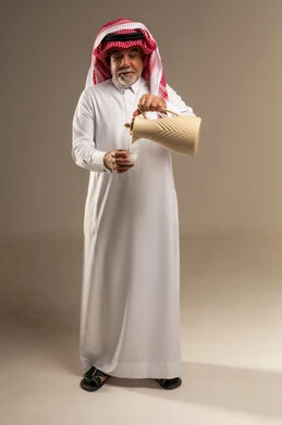رجل سعودي يسكب القهوة العربية التقليدية في استوديو