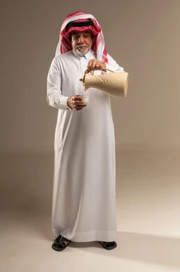 رجل سعودي مسن يصب القهوة العربية في الاستوديو