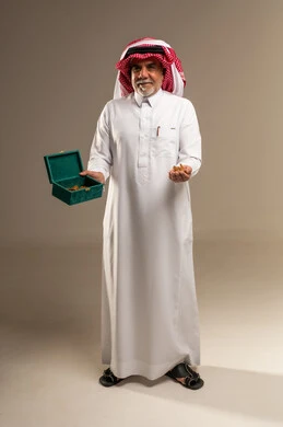 رجل سعودي بالزي التقليدي يحمل صندوق بخور