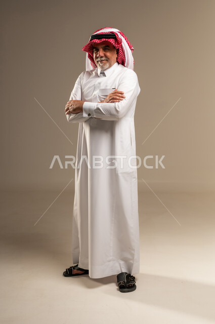 رجل سعودي مسن بالزي التقليدي في الاستوديو
