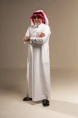 رجل سعودي مسن بالزي التقليدي في الاستوديو