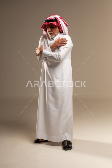 رجل سعودي مسن يرتجف من البرد في الاستوديو