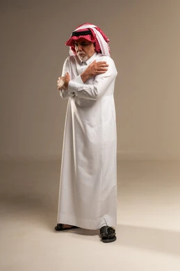 رجل سعودي مسن يرتجف من البرد في الاستوديو