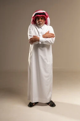 رجل سعودي مسن يشعر بالبرد في الاستوديو
