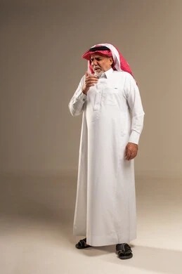 رجل سعودي مسن يسعل بالزي التقليدي