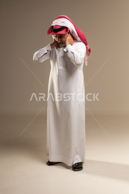 Saudi Man in Traditional Thobe Suffering from Neck Pain