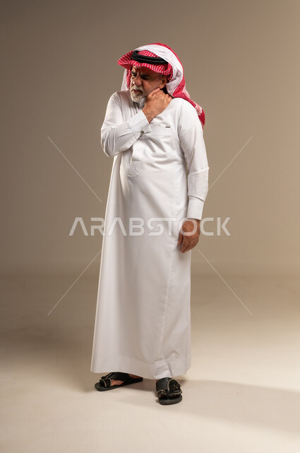 رجل سعودي مسن يعاني من ألم في الرقبة