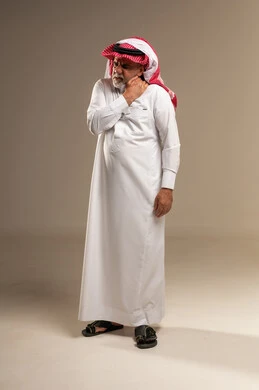 رجل سعودي مسن يعاني من ألم في الرقبة رجل سعودي مسن يعاني من ألم في الرقبة