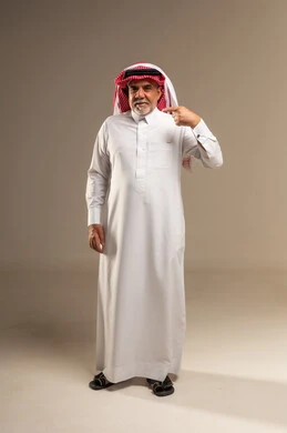 Elderly Saudi Man in Traditional Thobe Pointing Finger