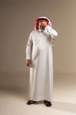 رجل سعودي مسن يعبر عن التوتر في الاستوديو