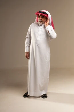 رجل سعودي مسن بالزي التقليدي في وضعية الاستماع