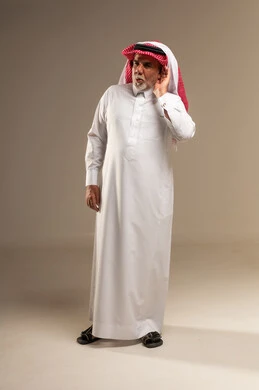 رجل سعودي مسن بالزي التقليدي في وضعية الاستماع
