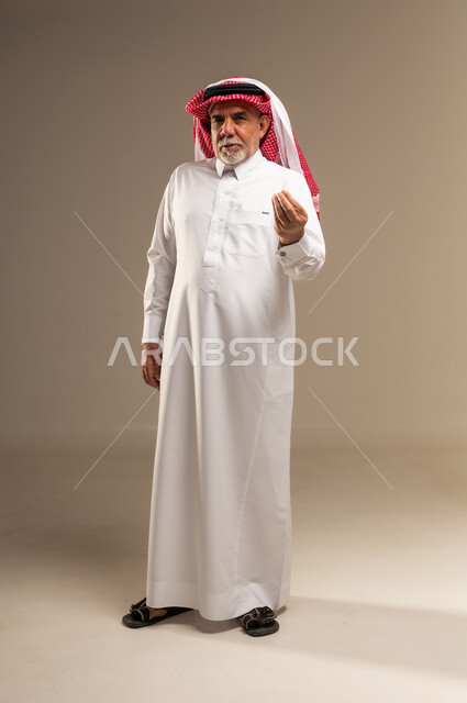 رجل سعودي مسن بالزي التقليدي في استوديو
