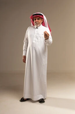 رجل سعودي مسن بالزي التقليدي في استوديو